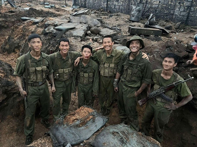 Dàn diễn viên phim Mưa đỏ ở hậu trường. Ảnh: FB Đỗ Nhật Hoàng. donhathoang3.jpg