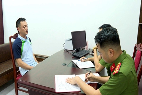 Đối tượng Vi "ngộ" tại cơ quan công an. Ảnh: CACC 2-9329.jpg