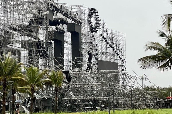 Một phần của sân khấu Superfest 2025 bị sập. Ảnh: Tiền Phong. sapsankhautienphong.jpg