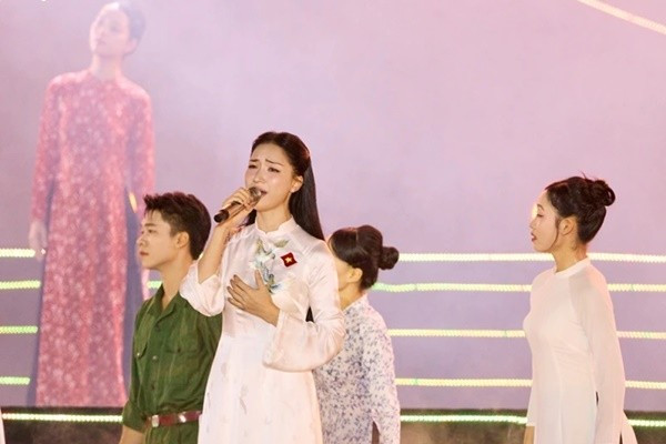 Hòa Minzy trong chương trình Tự hào là người Việt Nam. Ảnh: VOV. hoavov.jpg