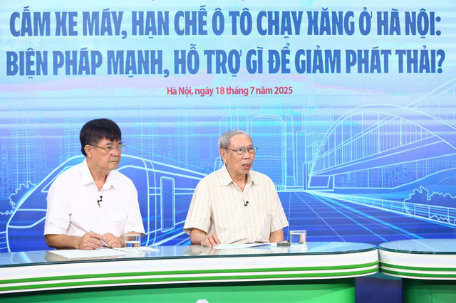 Ông Khương Kim Tạo (bên trái) tại buổi Toạ đàm. Ảnh: DV 9.jpg