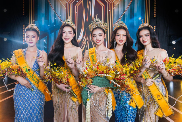 Hoa hậu bên 4 á hậu. Ảnh: Miss Grand Vietnam. grand6.jpg