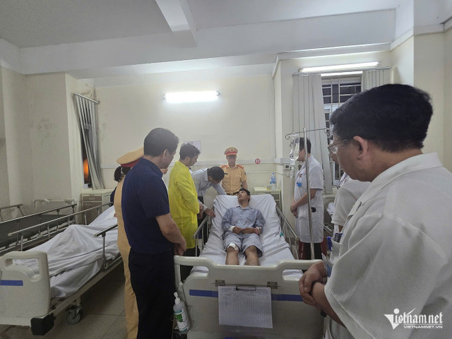 Lãnh đạo tỉnh Quảng Ninh thăm hỏi các nạn nhân gặp nạn tại Bệnh viện Đa khoa tỉnh. 3.jpg