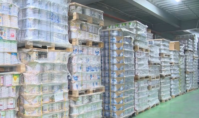 Kho sản xuất sữa bột giả bị công an phát hiện, triệt phá hồi đầu tháng 4. Nhiều sản phẩm công bố chứa chiết xuất tổ yến, đông trùng hạ thảo, bột mắc ca, bột quả óc chó... nhưng thực tế không có. Ảnh: VTV 9.jpg