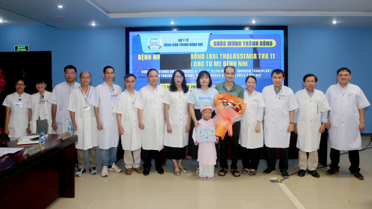 Bệnh viện Trung ương Huế tặng hoa chúc mừng bệnh nhân được thực hiện ca ghép thành công và ra viện. 672fbba7-b004-4bab-8076-cf82e0624fdd.jpg