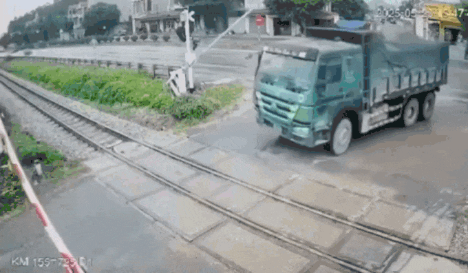Ô tô tông gãy rào chắn đường sắt dù tàu đang đến gần