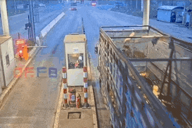 Xe tải gây tai nạn bất ngờ khi qua trạm thu phí