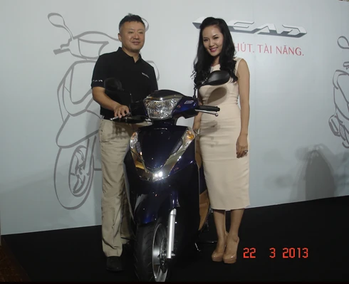 TGĐ Honda sánh đôi ca sĩ Phương Linh “chào hàng” Lead 125cc