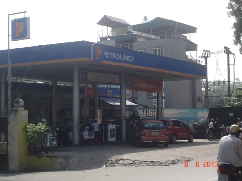 Kinh hoàng “khui” cây xăng sát cửa hàng gas, trạm điện ở HN