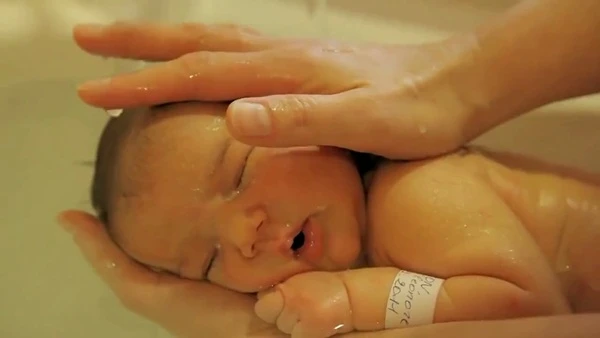 Cách tắm bé sơ sinh cực đơn giản