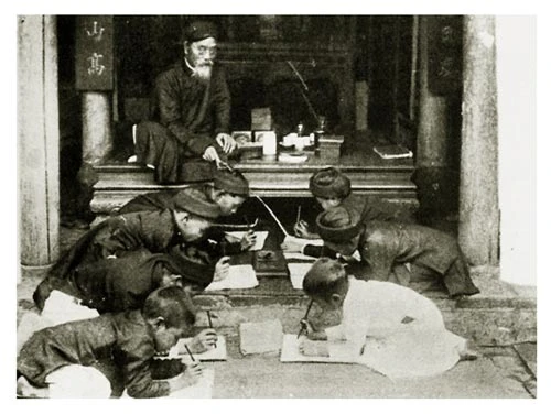 Bồi hồi ngắm bộ ảnh cực giá trị về nghề “gõ đầu trẻ” xưa 