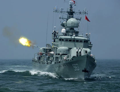 10 tàu chiến Trung Quốc nã pháo trên Biển Đông