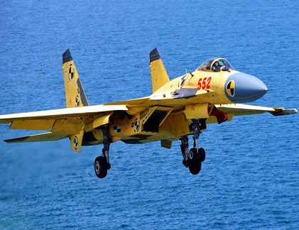 Xem J-15 cất cánh từ tàu sân bay… mặt đất