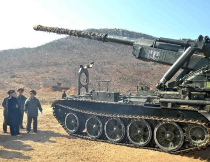Nhà lãnh đạo Kim Jong Un thăm đơn vị pháo “khủng“