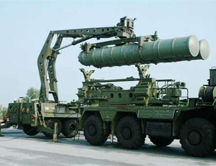 Xem chiến sĩ nạp đạn tên lửa S-300