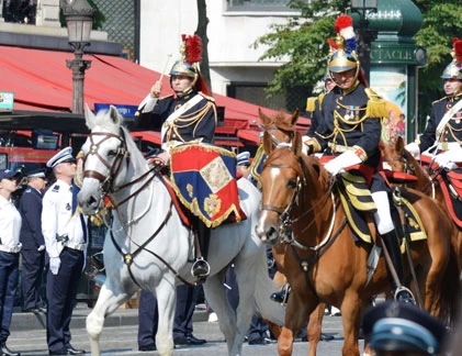 Xem quân đội Pháp duyệt binh hoành tráng 