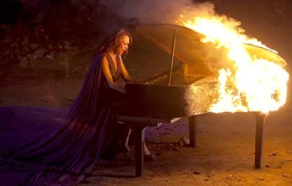 Mỹ Tâm mạo hiểm hát bên cây đàn cháy hừng hực