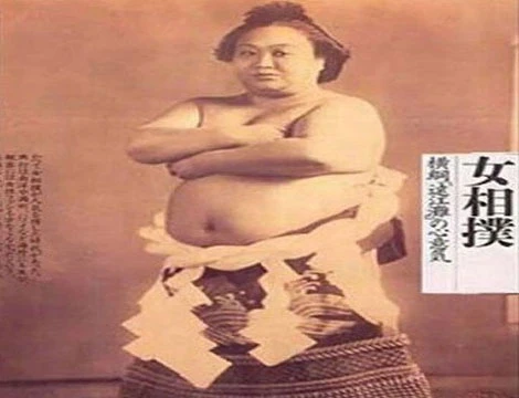 Nữ sumo Nhật Bản trổ tài