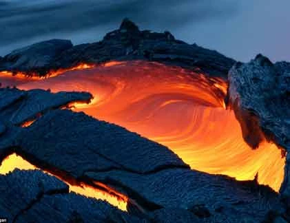 Choáng ngợp với dòng dung nham núi lửa kỳ vĩ ở Hawaii