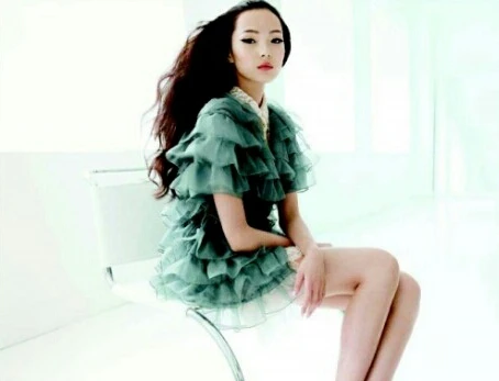 Mẫu 9x Trung Quốc quyến rũ vượt tuổi trên Vouge