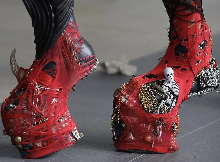 Ngắm những đôi giày “siêu dị” của Lady Gaga