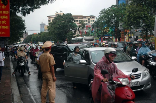 “Xế hộp” đón con, giao thông ách tắc gần 2km 