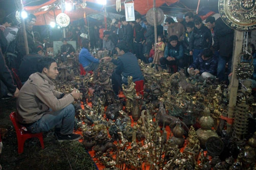 Ngắm gian hàng đồ đồng giá “chát” ở Chợ Viềng