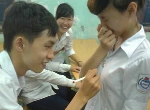 “Liều” viết lưu bút chia tay lên... ngực bạn gái