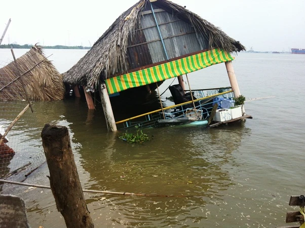 Kinh hoàng 7 căn nhà đổ ập xuống sông trong đêm