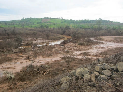 Cảnh hoang tàn vỡ đập thủy điện ở Gia Lai