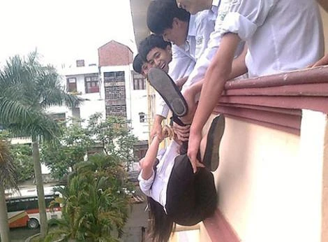 Phát hoảng trước những trò nghịch dại của học sinh