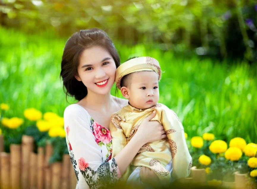 Ngắm Ngọc Trinh tinh khôi trong tà áo dài đón Xuân