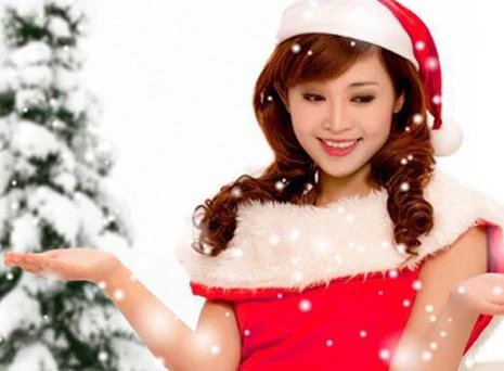 Sao Việt đỏ rực với trang phục sắc màu Giáng sinh