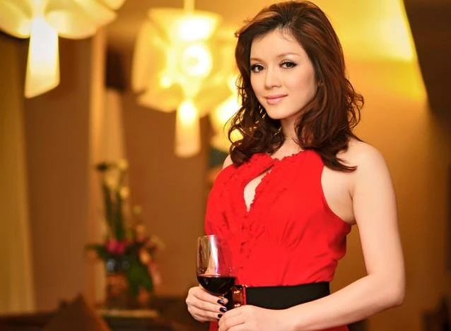 Diện đồ dưới nghìn đô, Lý Nhã Kỳ vẫn sang