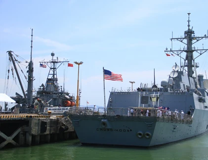 Đo dài, rộng chiến hạm Mỹ ở Việt Nam