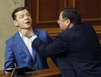 Khi chính trị gia “thượng cẳng chân, hạ cẳng tay“