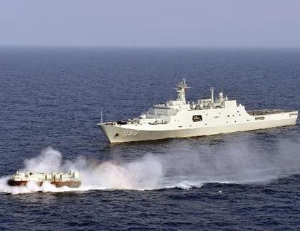 Tàu đổ bộ “khủng” Trung Quốc tập trận ở Biển Đông