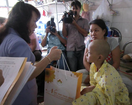 Chùm ảnh: Bệnh nhi 'chui' từ gầm gường ra chào Bộ trưởng