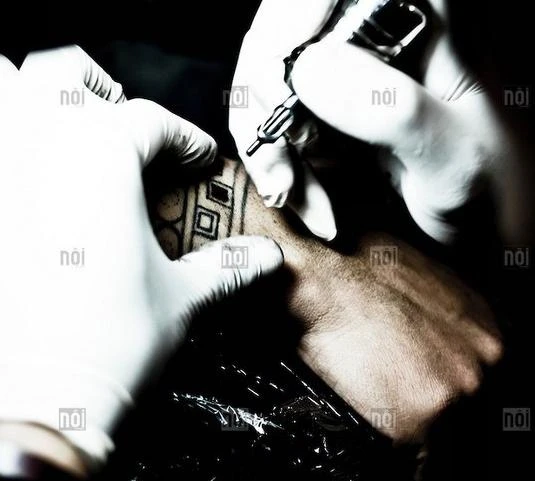 Cận cảnh thú “hành xác” xăm mình của giới trẻ Hà Thành