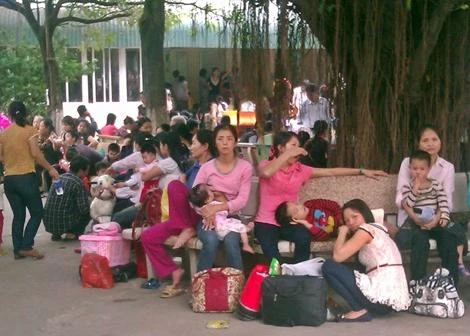 Chống nắng nóng bằng khăn, chậu ở bệnh viện