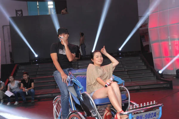 Mỹ Lệ- Khương Ngọc mang xích lô lên sân khấu