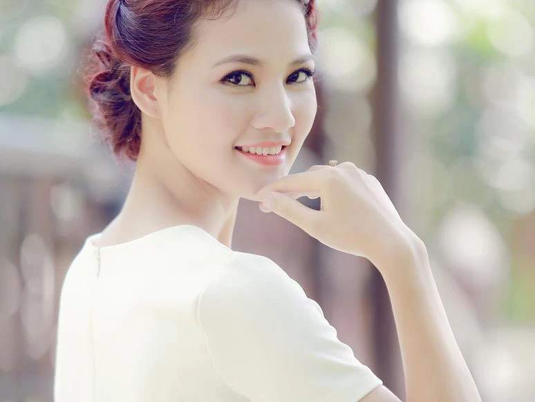 Hoa hậu Trần Thị Quỳnh trong veo đầm trắng