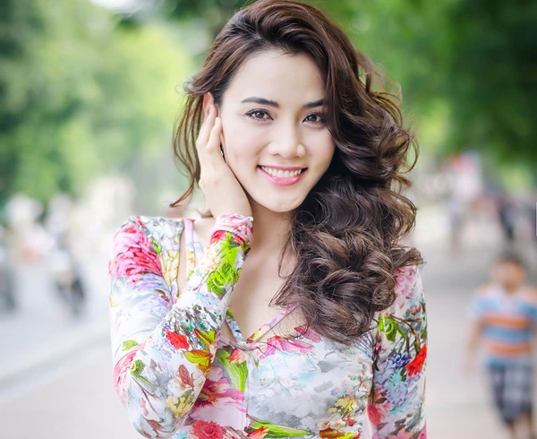 Trang Nhung đẹp rạng ngời trên phố Hà Nội 