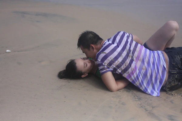 Trang Nhung hôn Lương Thế Thành đắm đuối