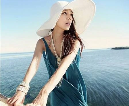 Xinh đẹp với mũ rộng vành đi biển