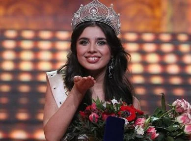 “Tận mắt” những hoa hậu bị chê lùn, già, xấu