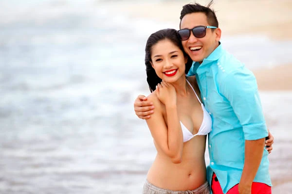 Hứa Vĩ Văn ôm chặt “gái lạ” trên biển