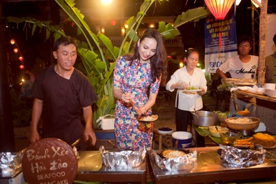 Hoa hậu Ngọc Diễm trổ tài rán bánh xèo