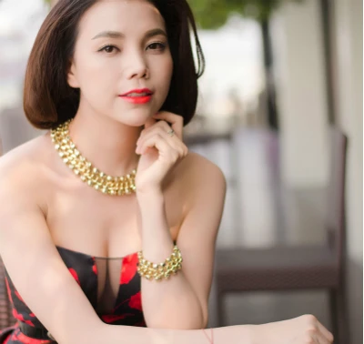 Trà Ngọc Hằng khoe da trắng bóc