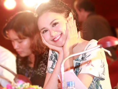 Hoa hậu Diễm Hương “xì-tin” trên ghế giám khảo